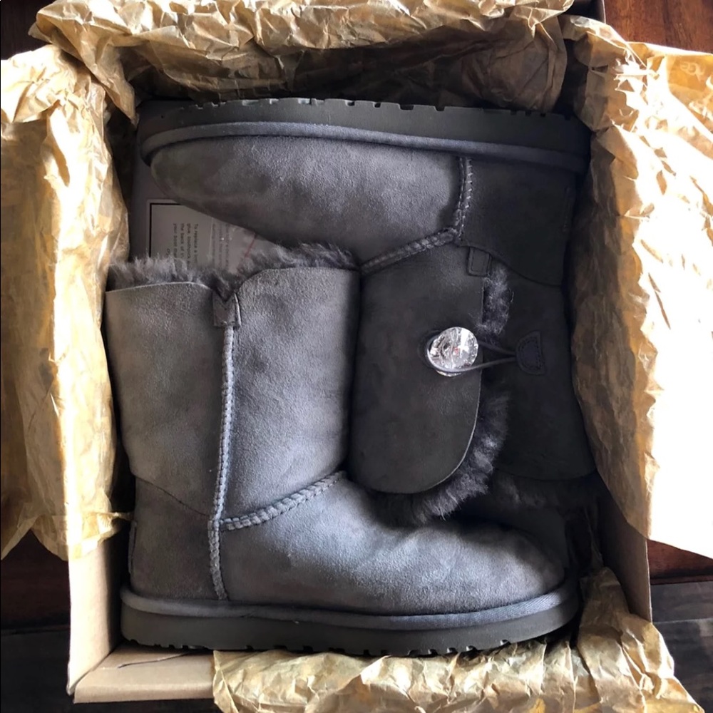 ❌SOLD❌ Ugg Short Gray Bailey Boots
